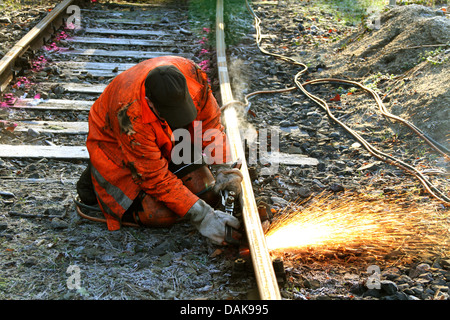 Operaio ferroviario di taglio con cannello un binario ferroviario, Germania Foto Stock