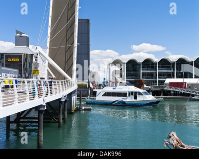 dh Viaduct Basin AUCKLAND NUOVA ZELANDA 360 Discovery crociere Wynyard Crossing te Wero Swing Bridge per Wynyard Quarter crociera barca tour porto Foto Stock