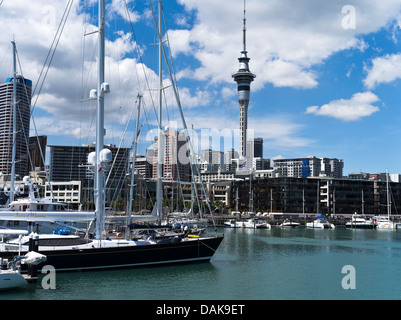 dh Viaduct Basin AUCKLAND NUOVA ZELANDA Barche a vela ormeggio Sky Tower edificio porto skyline città lungomare skytower vele a nord isola Foto Stock