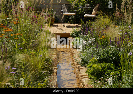 Il ruscello nei quattro angoli del giardino RHS a Hampton Court Palace Flower Show 2013, London, Regno Unito Foto Stock