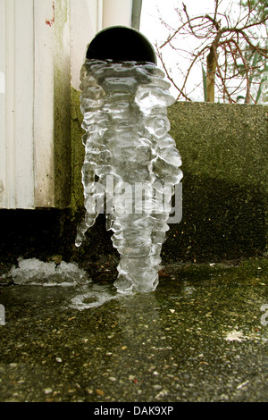 Il ghiaccio fuori di una grondaia in una casa, in Germania, in Renania settentrionale-Vestfalia Foto Stock