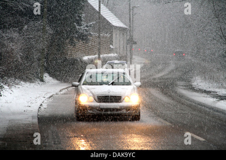 Una forte nevicata che ostacolano il traffico stradale, Germania Foto Stock