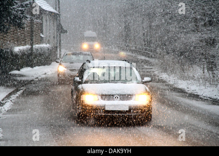 Una forte nevicata che ostacolano il traffico stradale, Germania Foto Stock