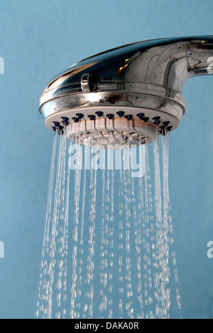 Esecuzione di acqua proveniente da una testa di doccia Foto Stock