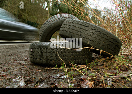 Illegale di pneumatici disposti ai lati della strada, Germania Foto Stock