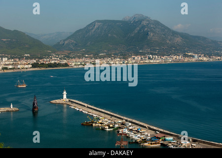 Türkei, Provinz Antalya, Alanya, Blick von der Mittleren Burg auf den Hafen Foto Stock