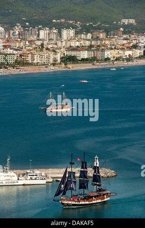 Türkei, Provinz Antalya, Alanya, Blick von der Mittleren Burg auf den Hafen Foto Stock