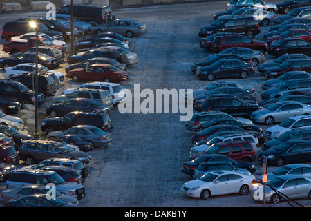LINEE DI PARCHEGGIO AUTO PARCHEGGIATE PERIFERICO WEEHAWKEN, NEW JERSEY USA Foto Stock