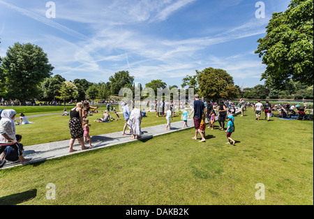 Le famiglie potranno godersi un'estate soleggiata alla Princess Diana Memorial Fountain, Hyde Park, Londra, Inghilterra, Regno Unito Foto Stock