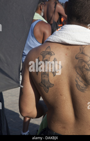 Uomo con tatuaggi sul suo retro, Coney Island, Brooklyn, New York. Foto Stock