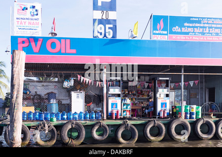 Can Tho, Vietnam - floating la stazione di benzina sul Delta del Mekong Foto Stock