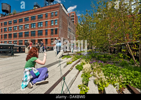 Ragazza di scattare una foto alta linea Manhattan New York City Foto Stock