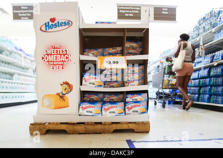 Boston, Massachusetts, USA. Il 15 luglio 2013. Hostess Twinkies tornare al negozio scaffali a un arresto e un negozio di supermercato a Boston, Massachusetts dopo 8 mesi di pausa. Credito: Nicolaus Czarnecki/ZUMAPRESS.com/Alamy Live News Foto Stock