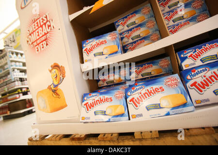 Boston, Massachusetts, USA. Il 15 luglio 2013. Hostess Twinkies tornare al negozio scaffali a un arresto e un negozio di supermercato a Boston, Massachusetts dopo 8 mesi di pausa. Credito: Nicolaus Czarnecki/ZUMAPRESS.com/Alamy Live News Foto Stock