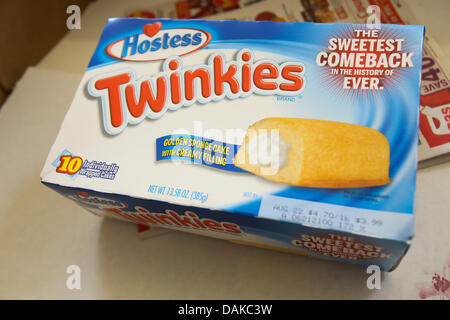 Boston, Massachusetts, USA. Il 15 luglio 2013. Hostess Twinkies tornare al negozio scaffali a un arresto e un negozio di supermercato a Boston, Massachusetts dopo 8 mesi di pausa. Credito: Nicolaus Czarnecki/ZUMAPRESS.com/Alamy Live News Foto Stock