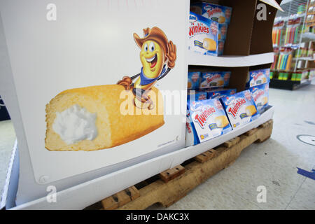 Boston, Massachusetts, USA. Il 15 luglio 2013. Hostess Twinkies tornare al negozio scaffali a un arresto e un negozio di supermercato a Boston, Massachusetts dopo 8 mesi di pausa. Credito: Nicolaus Czarnecki/ZUMAPRESS.com/Alamy Live News Foto Stock