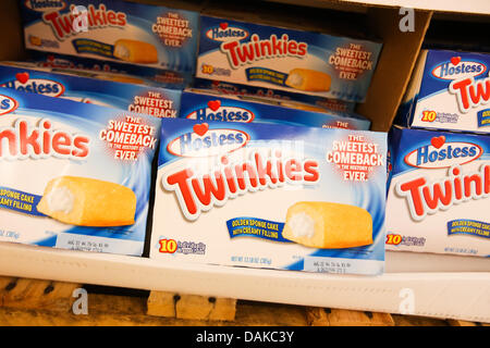 Boston, Massachusetts, USA. Il 15 luglio 2013. Hostess Twinkies tornare al negozio scaffali a un arresto e un negozio di supermercato a Boston, Massachusetts dopo 8 mesi di pausa. Credito: Nicolaus Czarnecki/ZUMAPRESS.com/Alamy Live News Foto Stock