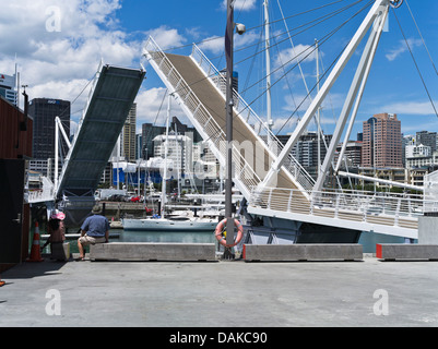 Dh Viaduct Basin Auckland Nuova Zelanda giovane guardando Wynyard attraversando Te Wero bridge apertura moderno porto Foto Stock