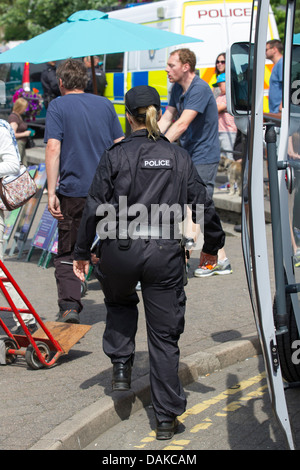 La polizia di sicurezza ufficiali femmina di controllo per le bombe - esplosivi prima royal visita a Bowness on Windermere Foto Stock