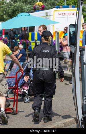 La polizia di sicurezza ufficiali femmina di controllo per le bombe - esplosivi prima royal visita a Bowness on Windermere Foto Stock