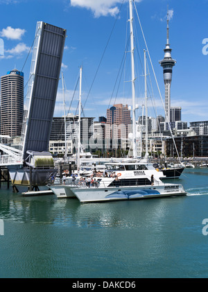 dh Viaduct Basin AUCKLAND NUOVA ZELANDA Wynyard Crossing te Wero ponte esplorare NZ turistico crociera turismo porto marina viaggio in barca a vela tour in barca Foto Stock