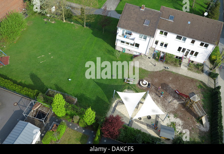 Vista aerea di un asilo nido con giardino e parco giochi, in Germania, in Renania settentrionale-Vestfalia, la zona della Ruhr, Witten Foto Stock