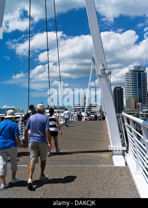 Dh Viaduct Basin Auckland Nuova Zelanda Auckland waterfront gente camminare attraverso Wynyard attraversando Te Wero bridge Foto Stock