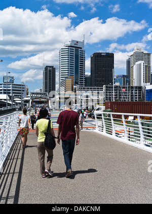 dh Viaduct Basin AUCKLAND NUOVA ZELANDA coppia a piedi Auckland Waterfront grattacieli edifici porto a piedi persone Foto Stock