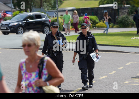 La polizia di sicurezza ufficiali femmina di controllo per le bombe - esplosivi prima royal visita a Bowness on Windermere Foto Stock