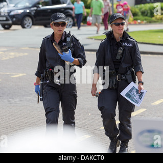 La polizia di sicurezza ufficiali femmina di controllo per le bombe - esplosivi prima royal visita a Bowness on Windermere Foto Stock