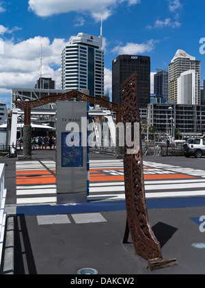 dh Viaduct Basin AUCKLAND NUOVA ZELANDA te Wero cartello e scultura Auckland fronte mare grattacielo edifici ponte del porto Foto Stock