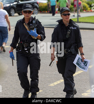 La polizia di sicurezza ufficiali femmina di controllo per le bombe - esplosivi prima royal visita a Bowness on Windermere Foto Stock