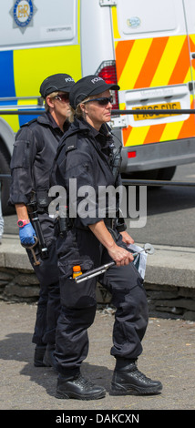 La polizia di sicurezza ufficiali femmina di controllo per le bombe - esplosivi prima royal visita a Bowness on Windermere Foto Stock