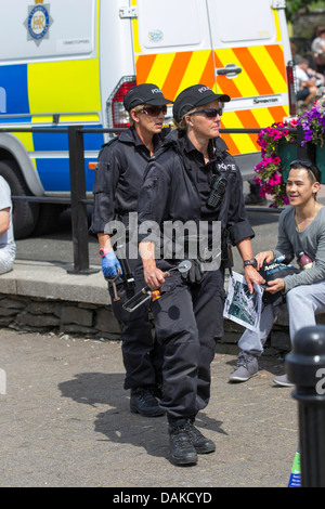 La polizia di sicurezza ufficiali femmina di controllo per le bombe - esplosivi prima royal visita a Bowness on Windermere Foto Stock