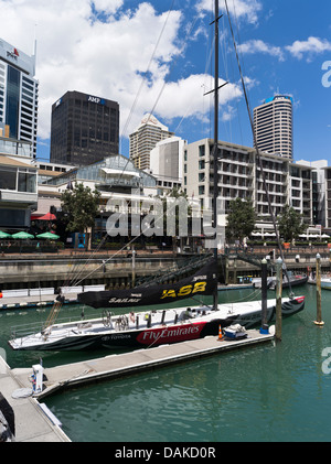 Dh Viaduct Basin Auckland Nuova Zelanda Racing yacht ormeggiato Auckland waterfront grattacielo edifici Boat Harbour Foto Stock