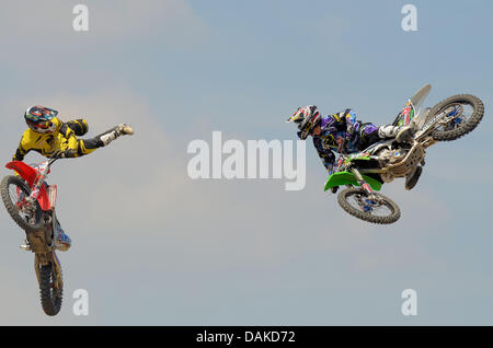 MotoX.Goodwood Festival di velocità. Salto di moto stunt equitazione Foto Stock