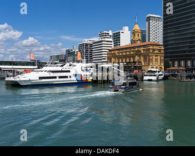 Dh sul porto di Auckland Auckland Nuova Zelanda Pineharbor ferry gualchiere superflyte catamarano pier dell'edificio del terminal. Foto Stock