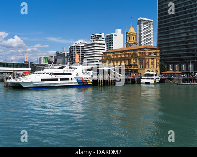 dh Auckland Harbour AUCKLAND NEW ZEALAND Ferries Fullers catamarano superflyte edificio del terminal dei traghetti Foto Stock