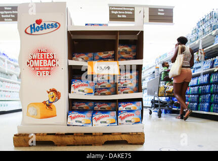 Luglio 15, 2013 - Boston, Massachusetts, STATI UNITI - Hostess Twinkies tornare al negozio scaffali a un arresto e un negozio di supermercato a Boston dopo otto mesi di pausa. (Credito Immagine: © Nicolaus Czarnecki/ZUMAPRESS.com) Foto Stock