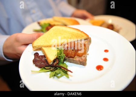 Una piastra di patè e Melba toast è servito ad un ricevimento di nozze. Foto Stock