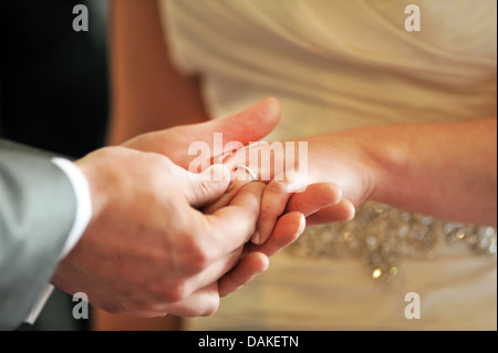 Sposa e lo sposo scambiare gli anelli di nozze durante la cerimonia di nozze. Foto Stock