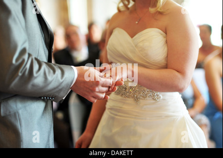 Sposa e lo sposo scambiare gli anelli di nozze durante la cerimonia di nozze. Foto Stock