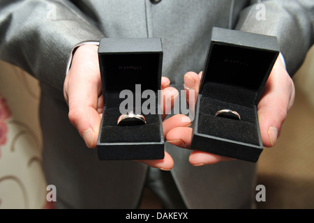 Close up di anelli di nozze nel caso di visualizzazione durante la cerimonia di premiazione. Foto Stock
