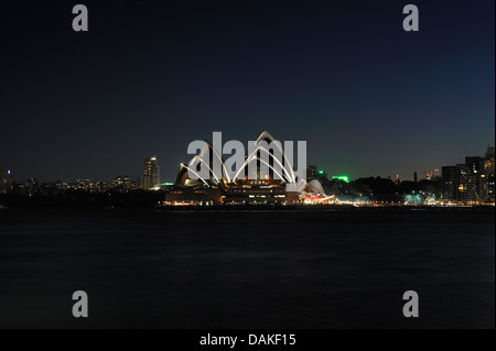 Vista della Sydney Opera House da attraverso il porto Foto Stock