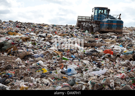 Mucchi di rifiuti in discarica ogni giorno mentre il carrello lo copre di sabbia per uso sanitario Foto Stock