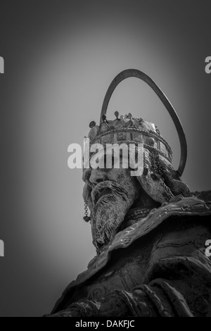 Primo piano di una statua di Stefano I di Ungheria presso il Bastione del Pescatore a Budapest Foto Stock