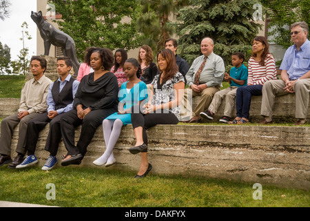 Un gruppo multietnico di pratiche di meditazione trascendentale per motivi di Chapman College in arancione, CA, con ampia gamma di età Foto Stock
