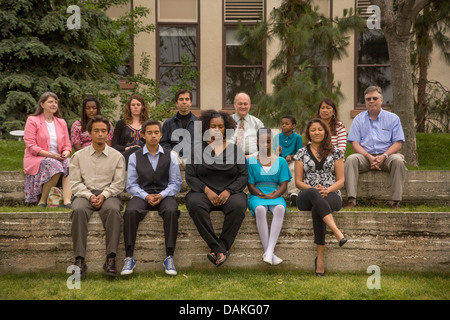 Un gruppo multietnico di pratiche di meditazione trascendentale per motivi di Chapman College in arancione, CA, con ampia gamma di età Foto Stock