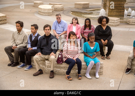 Un gruppo multietnico di pratiche di meditazione trascendentale per motivi di Chapman College in arancione, CA, con ampia gamma di età Foto Stock