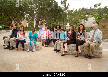 Un multi-gruppo etnico pratiche di meditazione trascendentale per motivi di Chapman College in arancione, CA. Nota ampia gamma di età Foto Stock